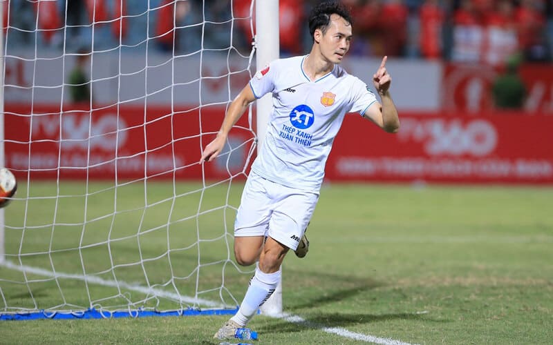 Nguyễn Văn Toàn trở lại Việt Nam và gia nhập Thép Xanh Nam Định